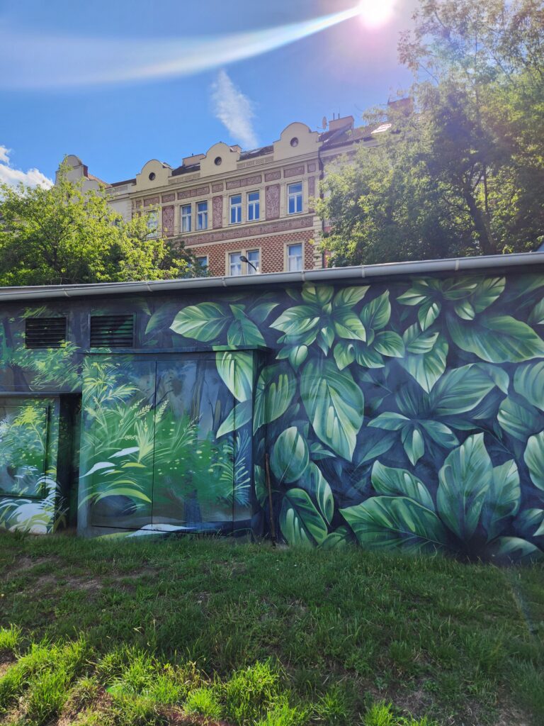 Wall painted leaves
